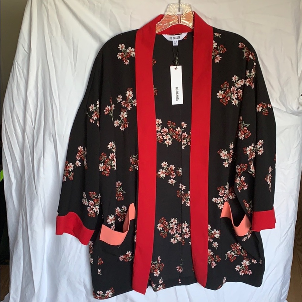 NWT Flower print Black & Red Kimono ❤️🖤
